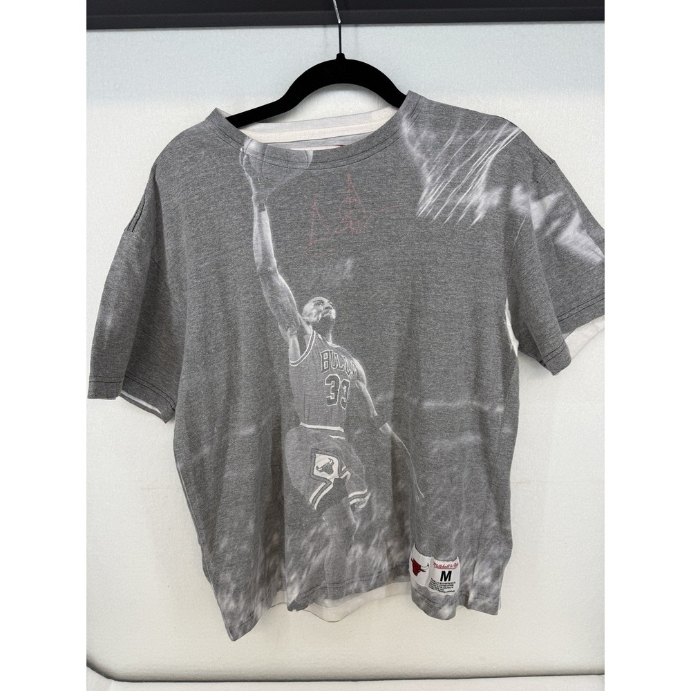 Mitchell & Ness Chicago Bulls #33 Scottie Pippen Above The Rim T Shirt Size M - Picture 1 of 7